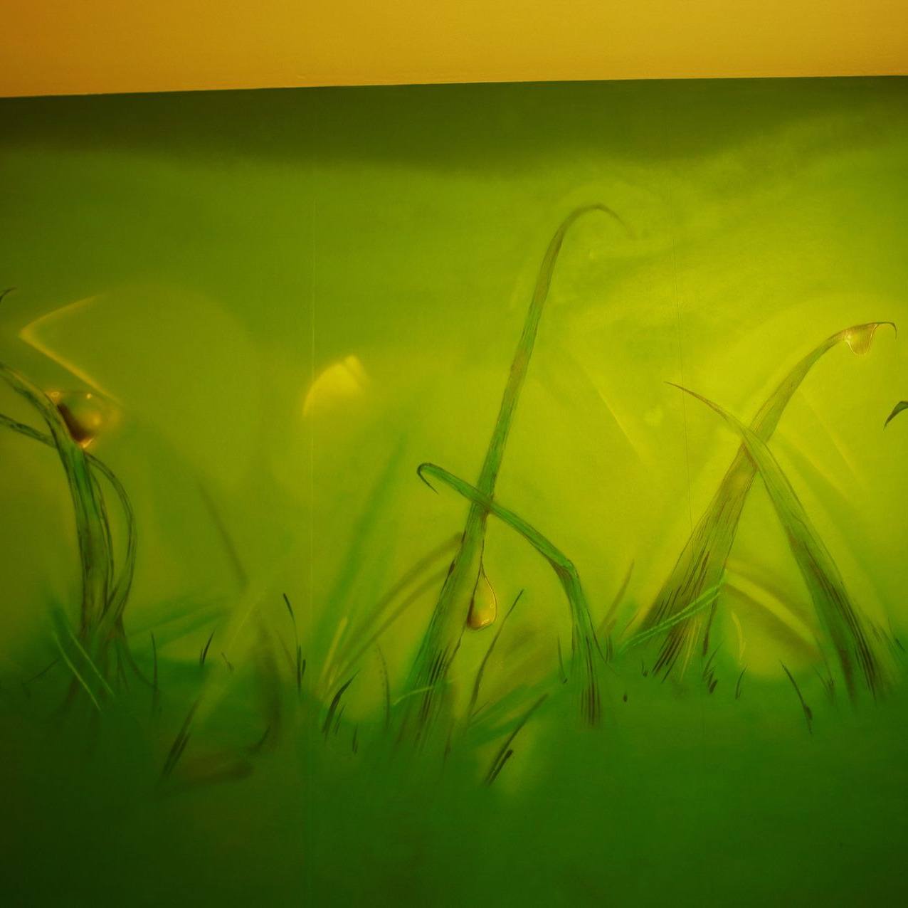Wandgestaltung mit Gräsermotiv in Grün und Gelb