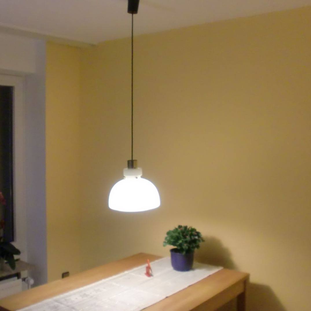 Esszimmer mit gelb gestrichener Wand